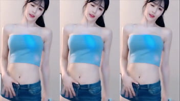 Chinese girl’s provocative dance gets the boys hard