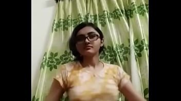 Desi bombshell with irresistible curves