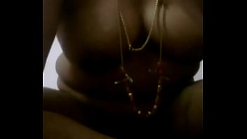 Tamil temptress with irresistible, voluptuous curves