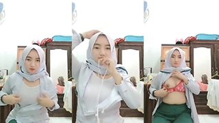 Perawat Nakal Buka Baju dan Main di Live Show