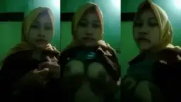 Ratna Bebas Indo: Payudara Montok dan Bulat Sempurna
