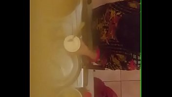 Desi Aunty’s Deep Cleavage Revealed