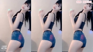 Chinese girl twerks provocatively to tease the boys