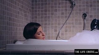 Slender young thing fingering herself in the tub