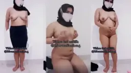 Gadis Berjilbas Menggairahkan Diri Usai Jam Kerja