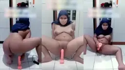 Tante Jilboobs, si MILF panas, melampiaskan nafsu dengan dildo besar hingga klimaks memek basah
