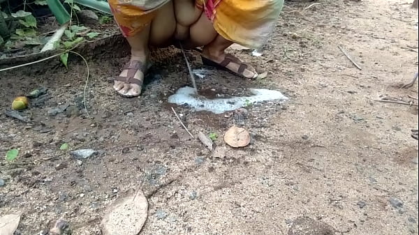 Desi aunty’s wild outdoor pee show you can’t miss