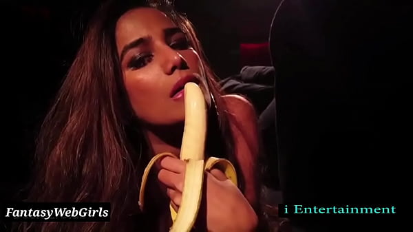 Poonam Pandey’s sultry solo deepthroat nude video