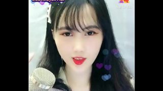 Sizzling Asian Babe Goes Live on Uplive