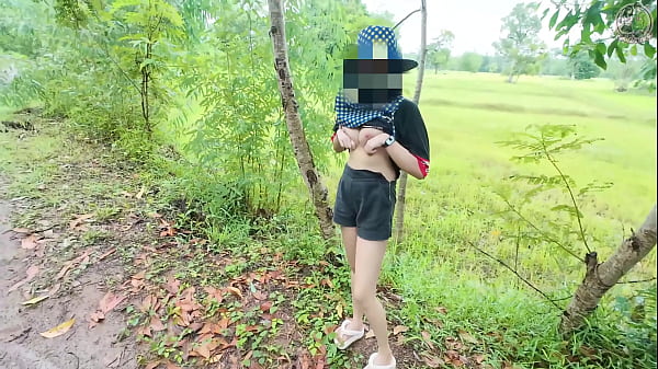 Strolling Thai girl flashes her pussy roadside with clear Thai audio