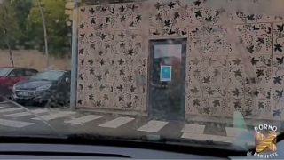 Lena, la brune tatouée, se gave de sperme
