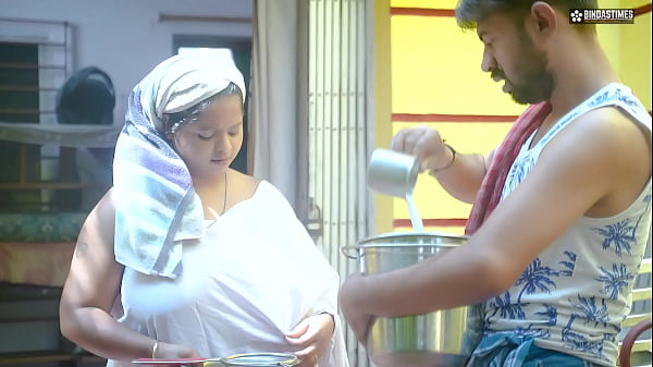 Thirsty Milkman Delivers More Than Just Cream to Curvy Bhabhi’s Doorstep