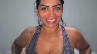 Suor escorrendo no treino, minha calcinha encharcada e pés quentinhos de presente