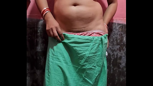Desi bhabhi shaves her wet cunt clean