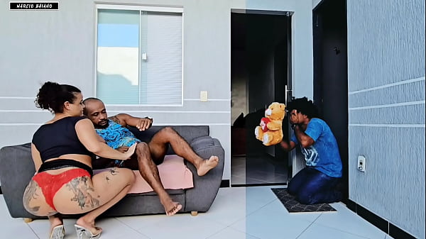 Traída no Dia dos Namorados: Encontrada Recebendo o Irmão Dele Enquanto o Bobo Chegava com Presente