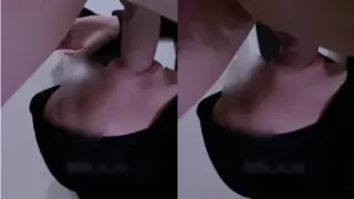 Gadis Berkerudung Gelap Menggoda di Kamar Mandi