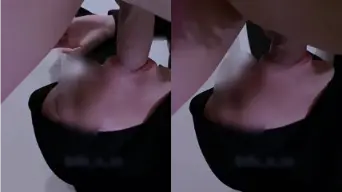 Gadis Berkerudung Gelap Menggoda di Kamar Mandi