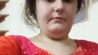 Mature Pakistani woman revealing her intimate curves