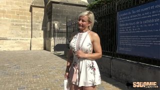 Kim, la mûre en chaleur, se fait prendre sa croupe pulpeuse
