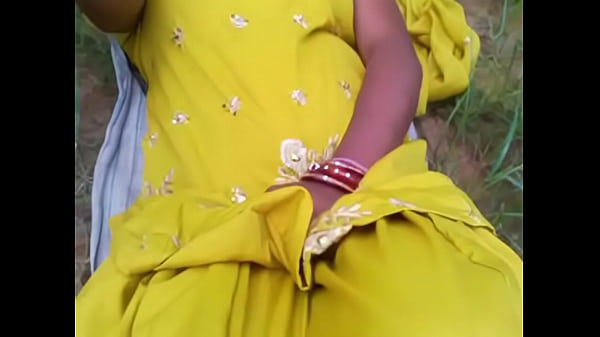 खेत में गर्म मुलाकात: हिंदी आवाज के साथ