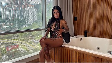 Derramo mi leche en el coño de la jovencita latina