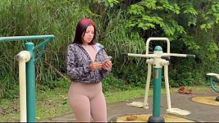 Deslizando sus manos en la postura del asistente
