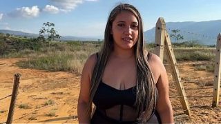 Rubia voluptuosa seduce a un rudo campesino en un encuentro ardiente al aire libre