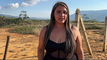 Rubia voluptuosa seduce a un rudo campesino en un encuentro ardiente al aire libre