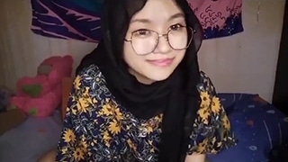 Berkaca-Mata dan Berhijab, Asyik Belajar Menggoda