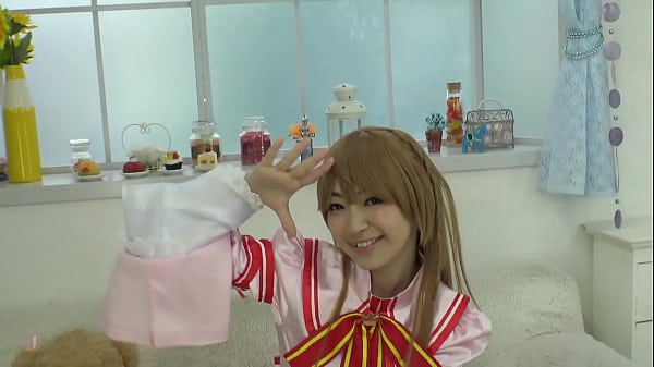 【絶頂属性】コスプレ美女の大胆変身、下着を捲って乳首をのぞかせ、恥じらいの表情がさらに官能的に