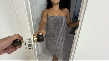 LATINA LLEGA A SU SESIÓN DE MASAJE Y EL MASAJISTA LA PONE TAN CALIENTE QUE TERMINAN FOLLANDO SIN CONTROL