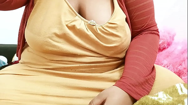 Voluptuous Bengali Bhabhi with Alluring Curves