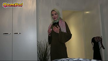 Hijabi Stepsister Craves a Quick, Secret Tryst Before the Parents Return