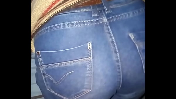 Mira cómo te mueve ese culo de casero, me vuelve loco
