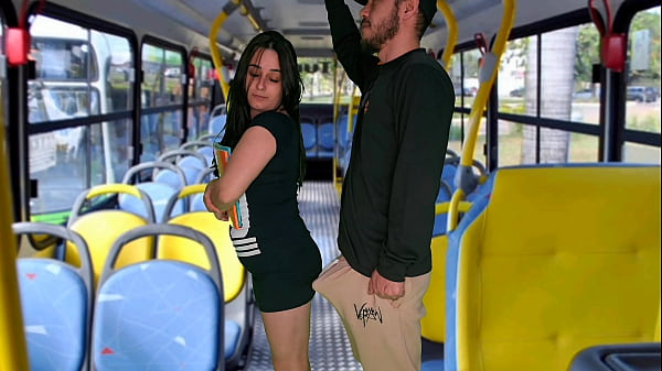 Estudante sendo esfregada no busão, pegando fogo no meio da galera!