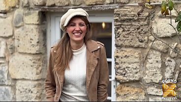 Pénélope, blonde raffinée, aime les plaisirs charnels