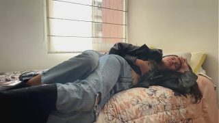 Lujuriosas amantes en cuero se entregan con ardor y botas de tacón.