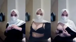 Hijab putih Camilla yang basah kuyup, menempel erat di tubuhnya, membuat lekukannya semakin terlihat jelas.
