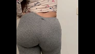 Mira a mi madrastra Milf limpiando la casa mientras su culo perfecto rebota y se marca en esos pantalones de yoga apretados, una vista que te hará perder la cabeza.