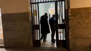 Madurito gay se moja el culo y pide más