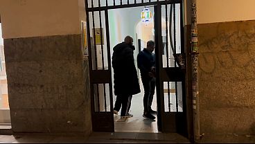 Madurito gay se moja el culo y pide más