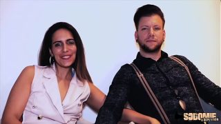 Joy, cette belle brune chaude, veut se faire défoncer le cul.