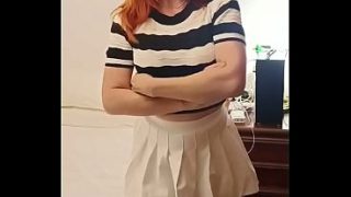 Mamá caliente le chupa bien rico al amigo de su hijastro por andarle mirando