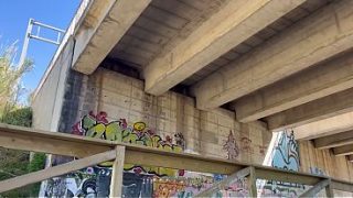 Sexo salvaje bajo un puente, con la gente mirando mientras pasan