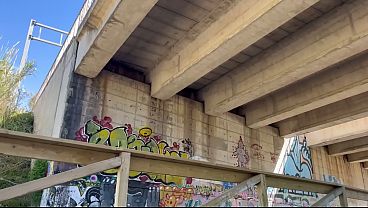 Sexo salvaje bajo un puente, con la gente mirando mientras pasan