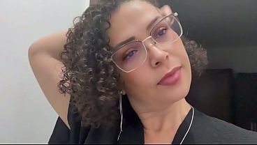 Depois de soltar toda a tensão, gozei gostoso com uma massagem tântrica que me deixou louco de tesão.