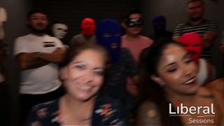 Mega orgía con chicas sexys, les meten verga y les llenan de leche
