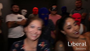 Mega orgía con chicas sexys, les meten verga y les llenan de leche