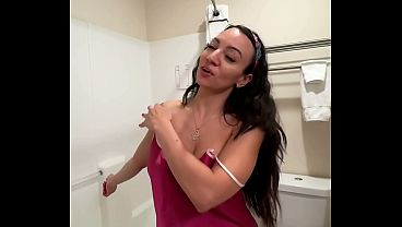 ساشا بتستحمى وحدها في الحمام، تبلل جسدها بشهوة تحت الماء الساخن