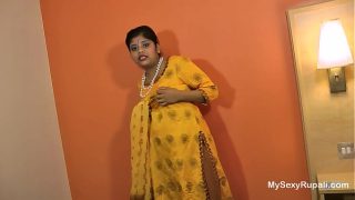 Indian babe Rupali’s hot, wet curves begging for your touch